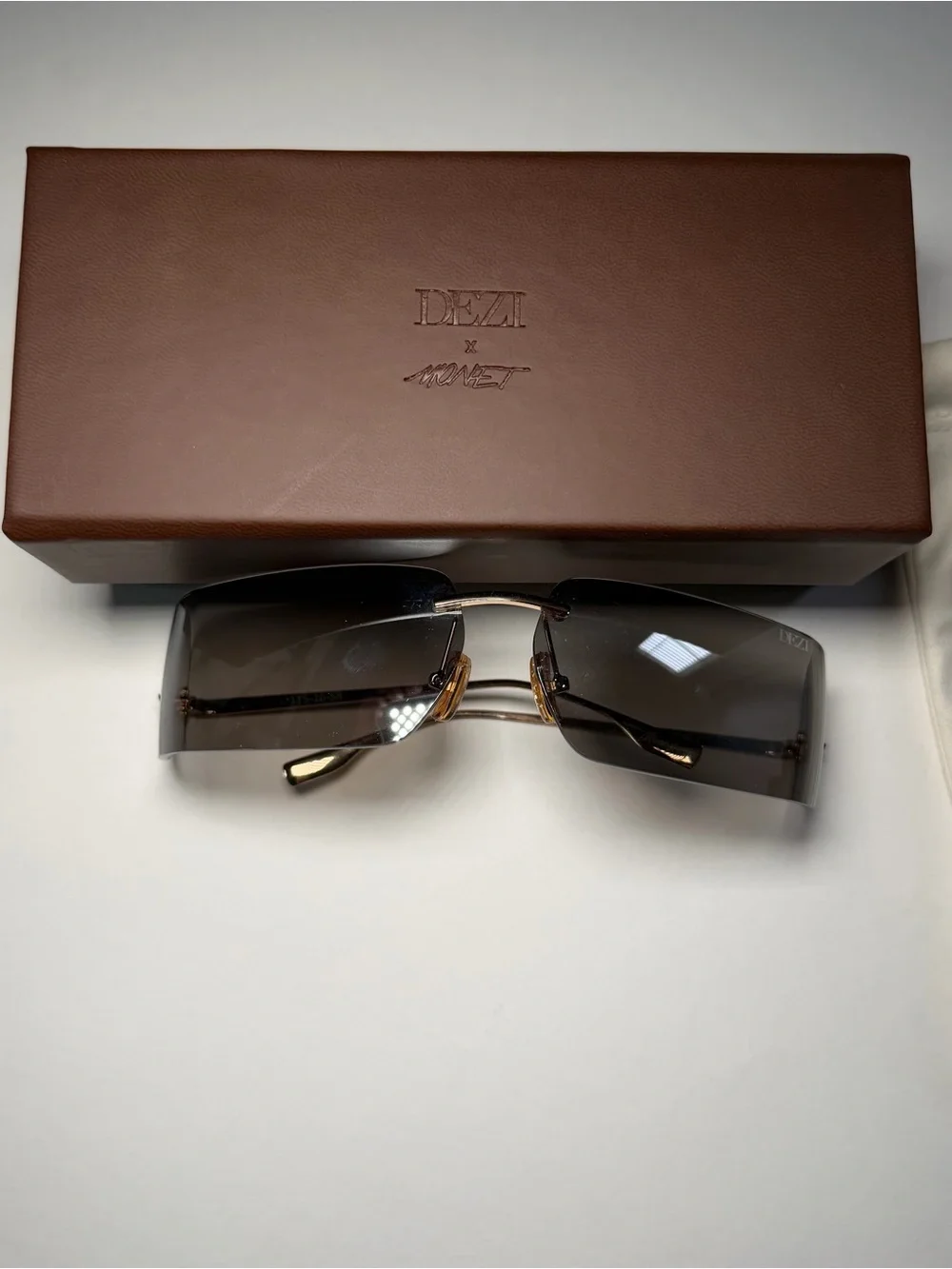 DEZI stylish rimless